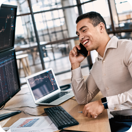 EUREX-Börsenbild Mann Telefon Laptop Arbeit Lachen Quadrat