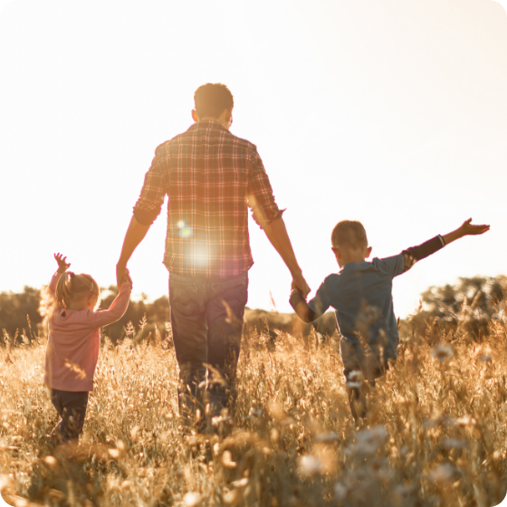 Familie geht durch ein Feld