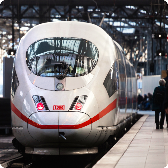 DB-Zug am Bahnhof